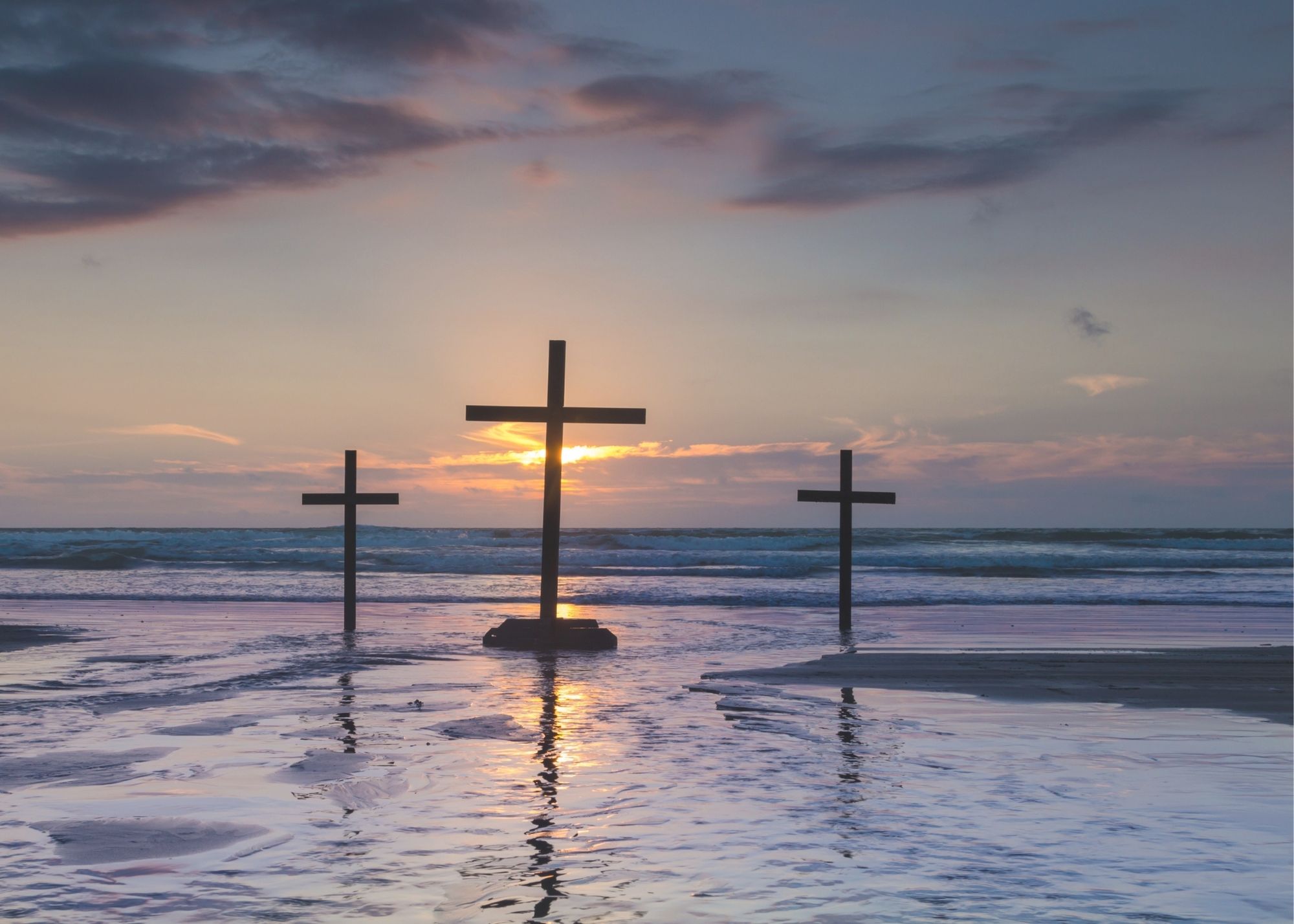 Trois croix au soleil couchant sur l'eau 