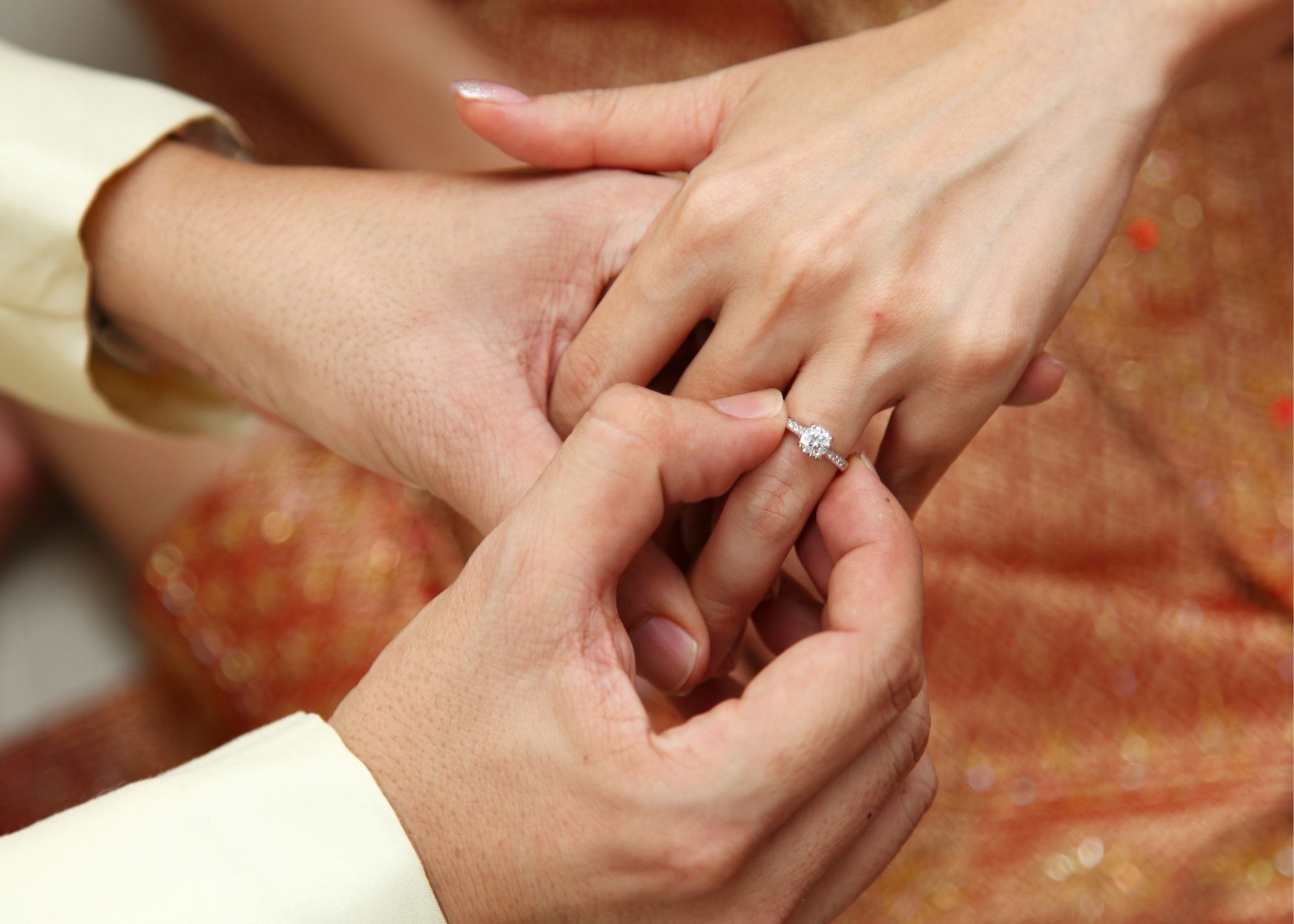 Mains des époux et bague de fiançailles